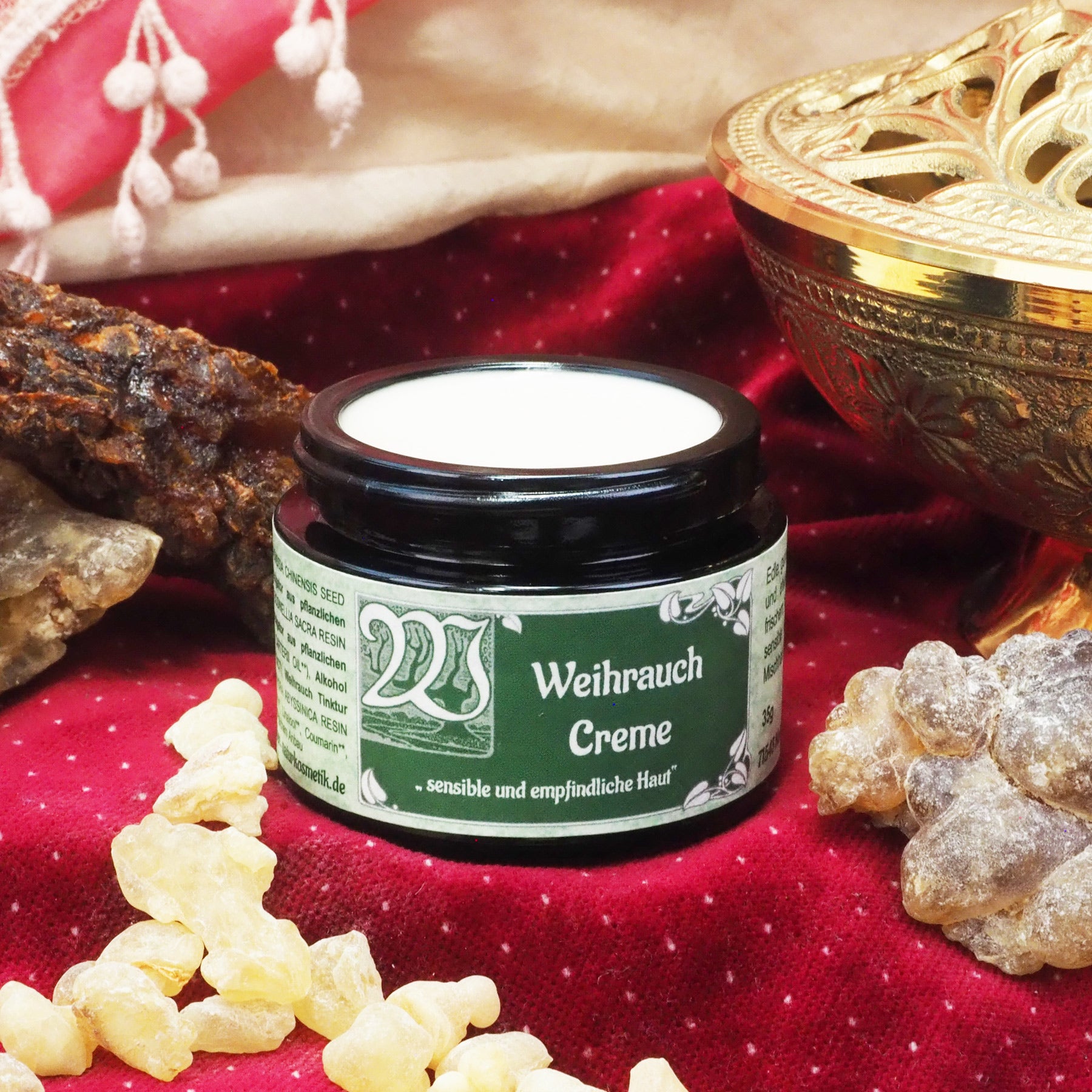 Geöffneter 35ml Weihrauch Creme Tiegel. Davor liegen Weihrauch Harz Stücke.
