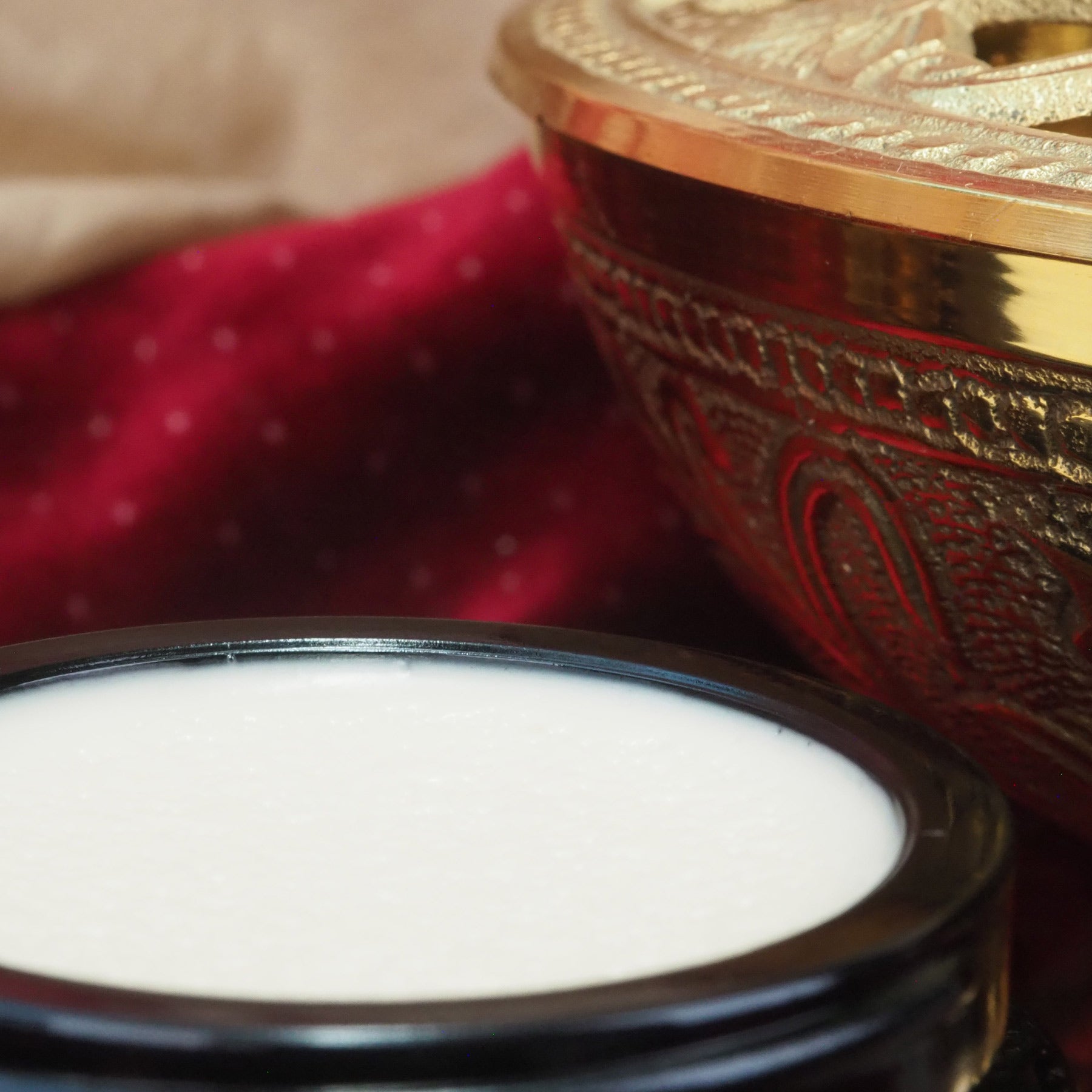 Geöffneter 35ml Weihrauch Creme Tiegel.